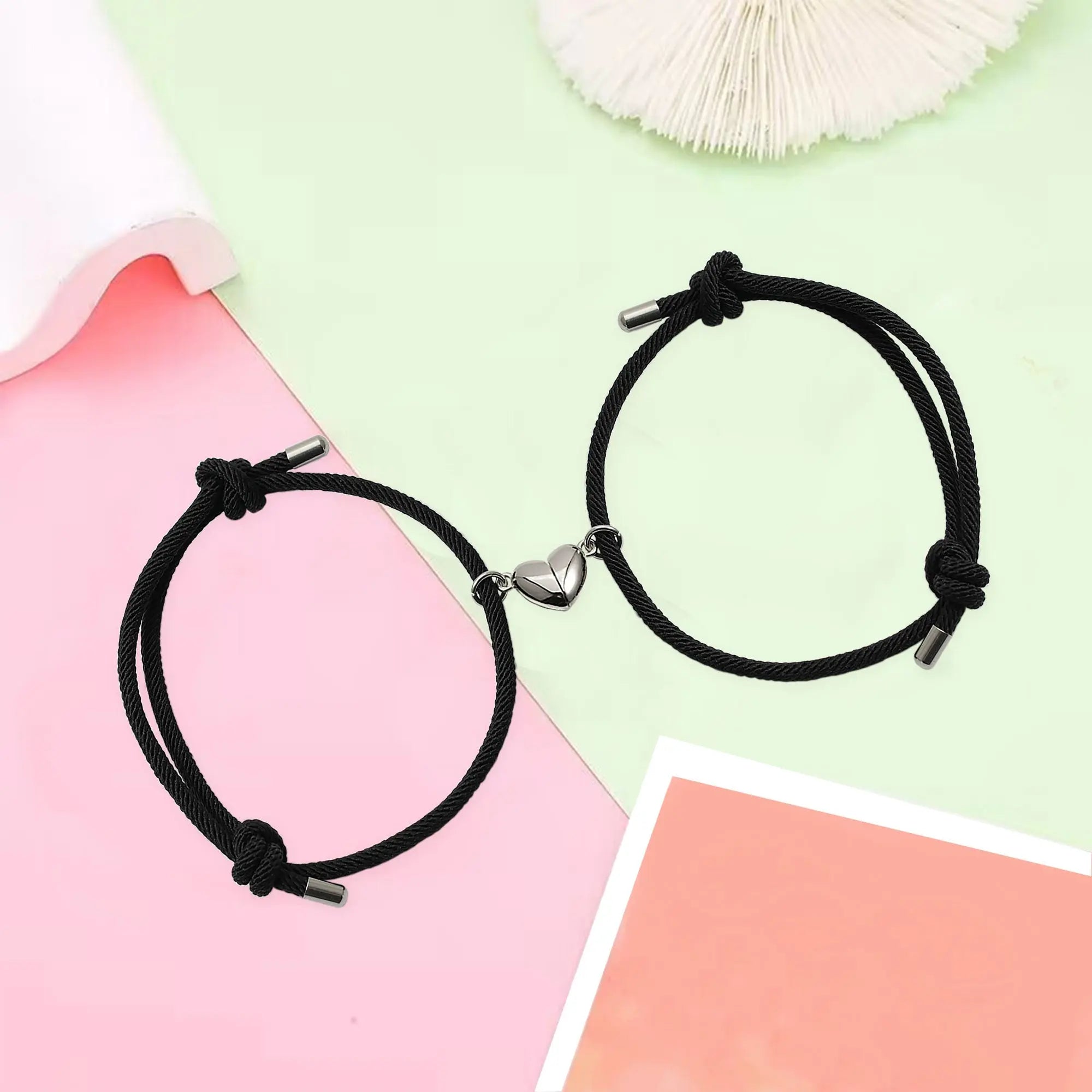 Set of 2 friendship bracelets with heart magnet (black)