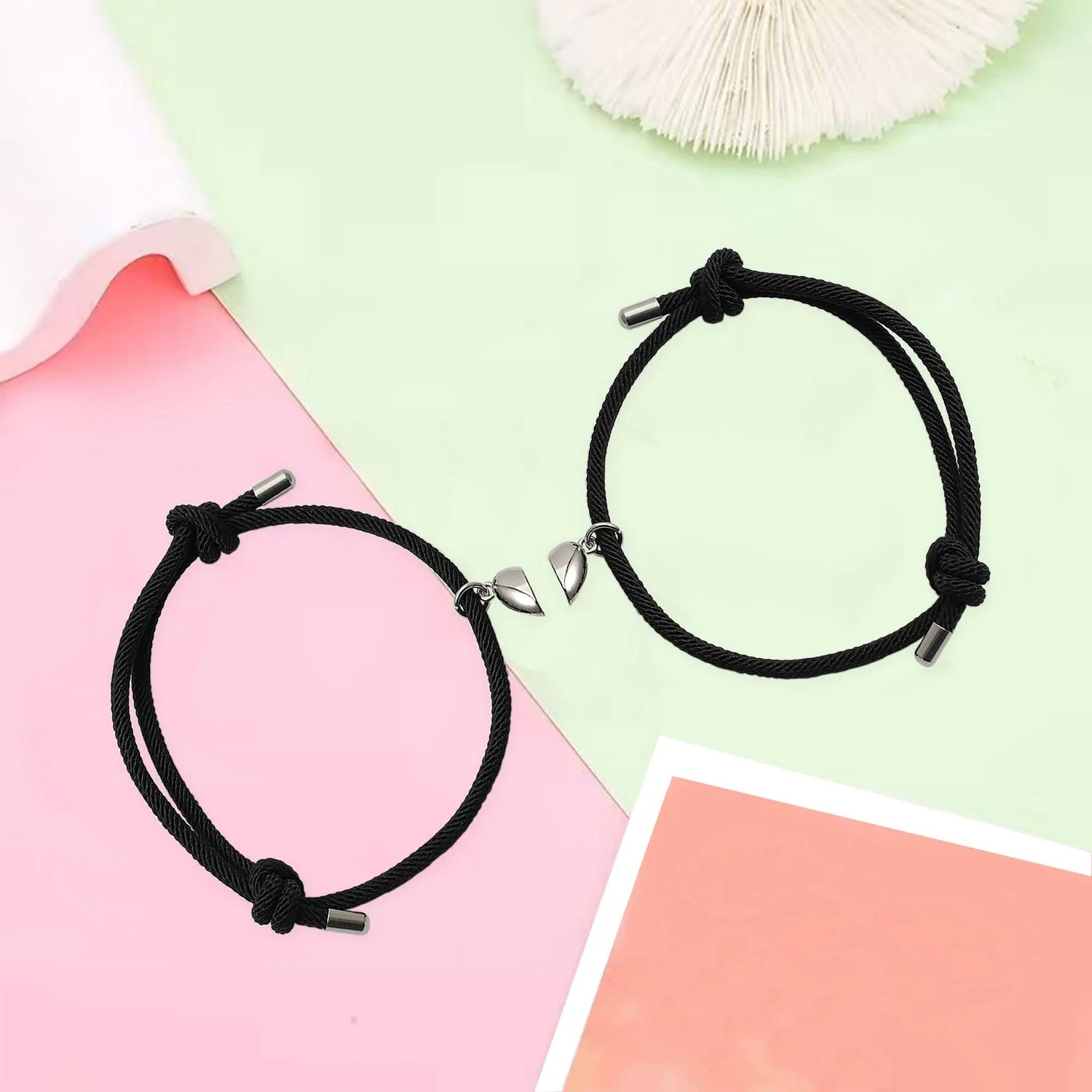 Set of 2 friendship bracelets with heart magnet (black)