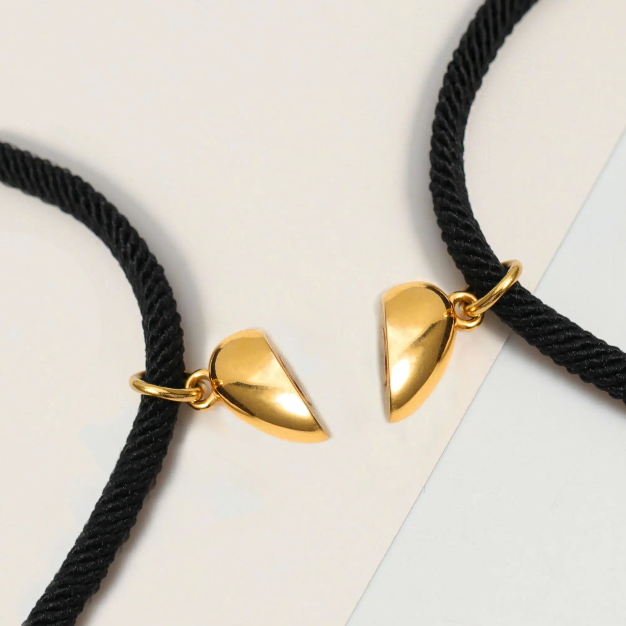 Set of 2 friendship bracelets with heart magnet (black)